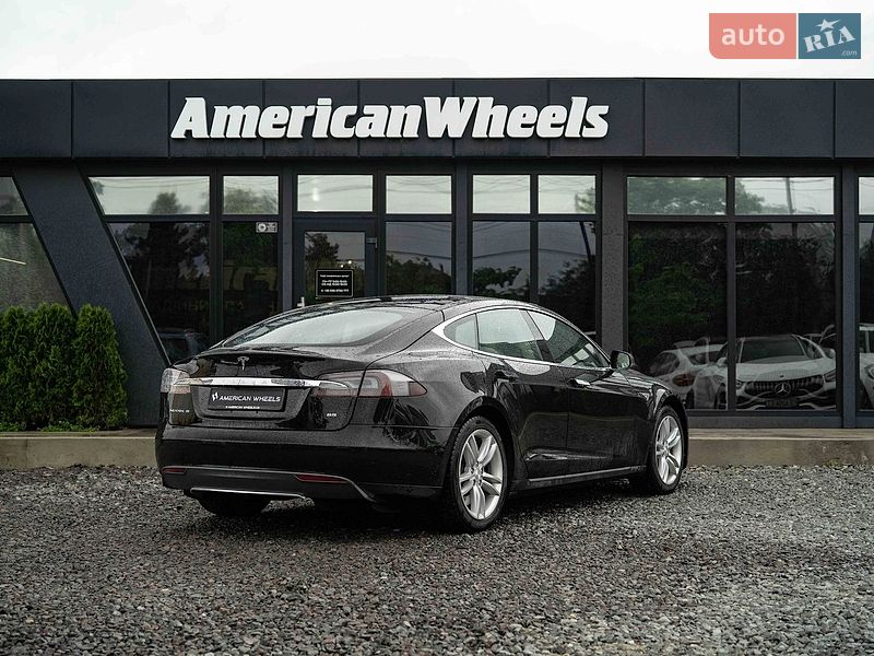 Лифтбек Tesla Model S 2015 в Черновцах