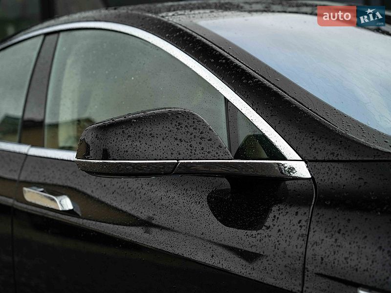 Лифтбек Tesla Model S 2015 в Черновцах