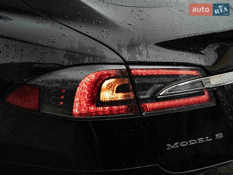 Лифтбек Tesla Model S 2015 в Черновцах