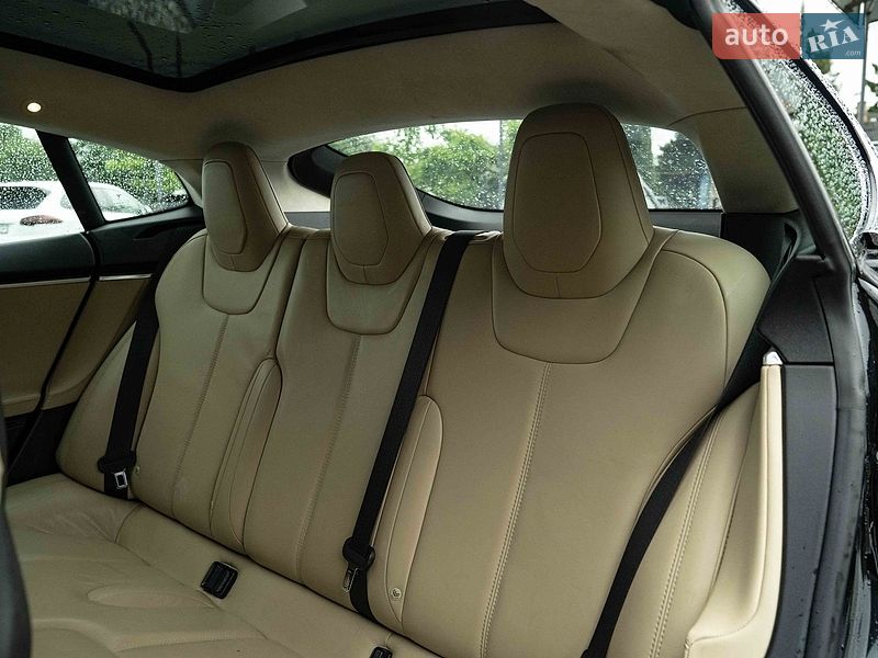 Лифтбек Tesla Model S 2015 в Черновцах