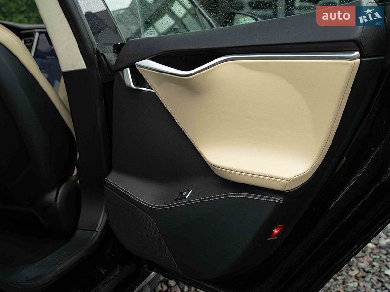 Лифтбек Tesla Model S 2015 в Черновцах