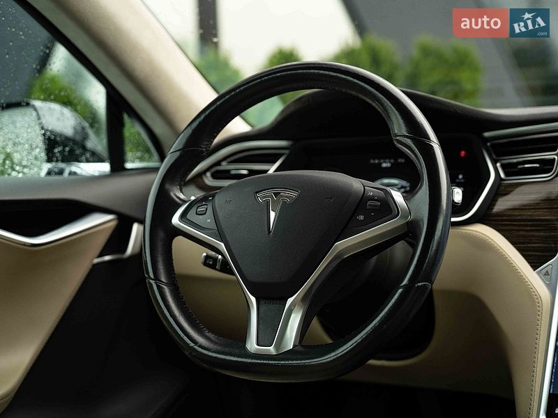 Лифтбек Tesla Model S 2015 в Черновцах