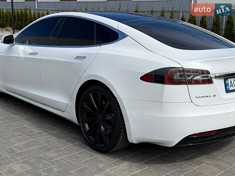 Лифтбек Tesla Model S 2017 в Луцке