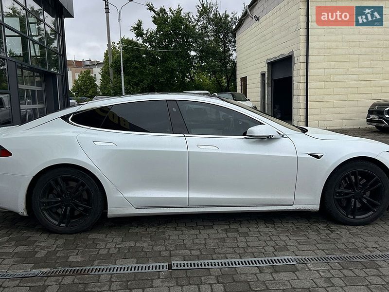 Лифтбек Tesla Model S 2019 в Ивано-Франковске