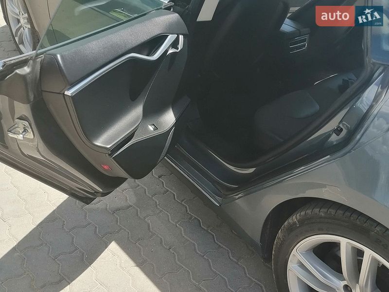 Лифтбек Tesla Model S 2014 в Ужгороде