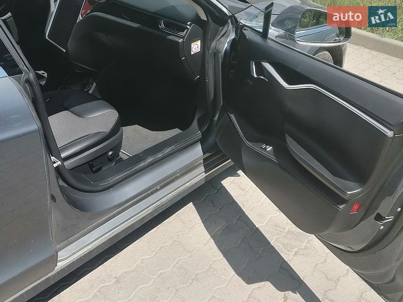 Лифтбек Tesla Model S 2014 в Ужгороде