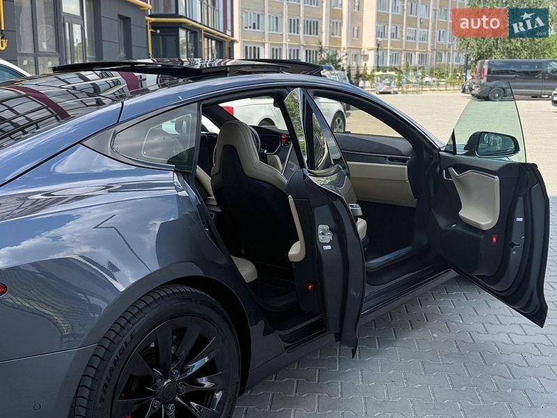 Лифтбек Tesla Model S 2016 в Луцке