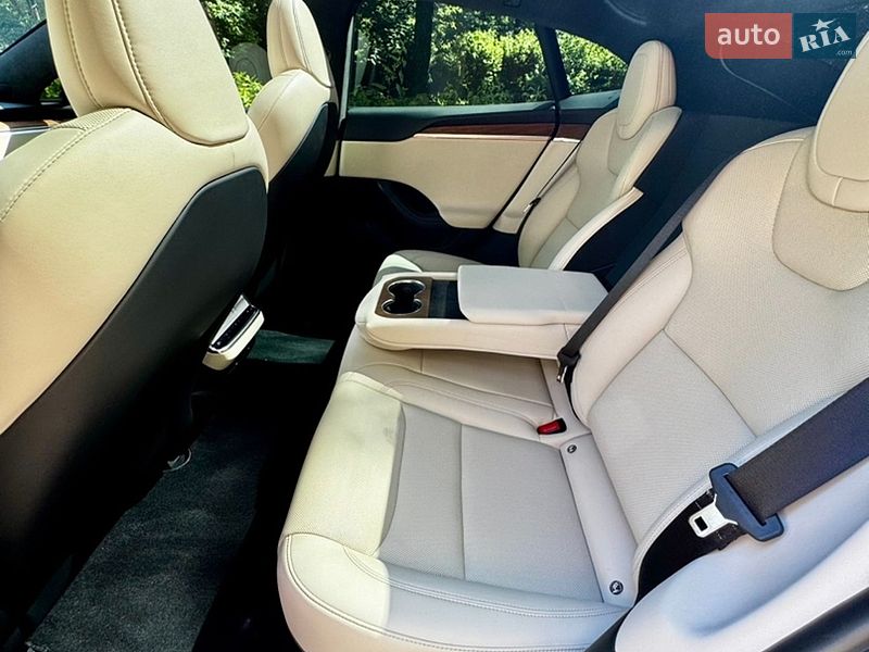 Лифтбек Tesla Model S 2023 в Киеве
