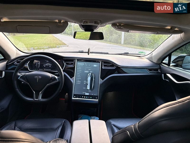 Лифтбек Tesla Model S 2015 в Львове