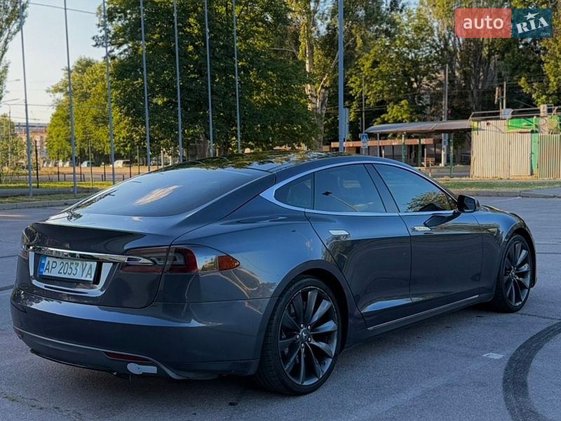 Ліфтбек Tesla Model S 2016 в Запоріжжі