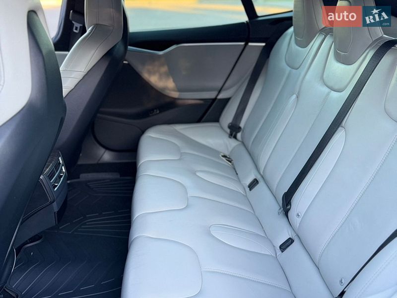 Ліфтбек Tesla Model S 2016 в Запоріжжі
