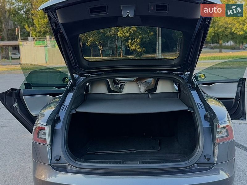 Ліфтбек Tesla Model S 2016 в Запоріжжі
