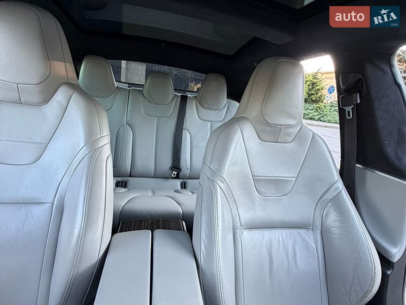 Ліфтбек Tesla Model S 2016 в Запоріжжі