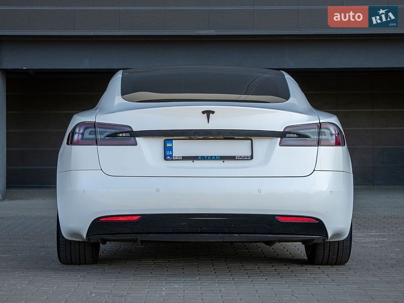 Лифтбек Tesla Model S 2017 в Киеве фото 3 Лифтбек Tesla Model S 2017 в Киеве