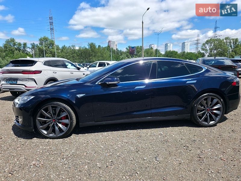 Лифтбек Tesla Model S 2015 в Киеве