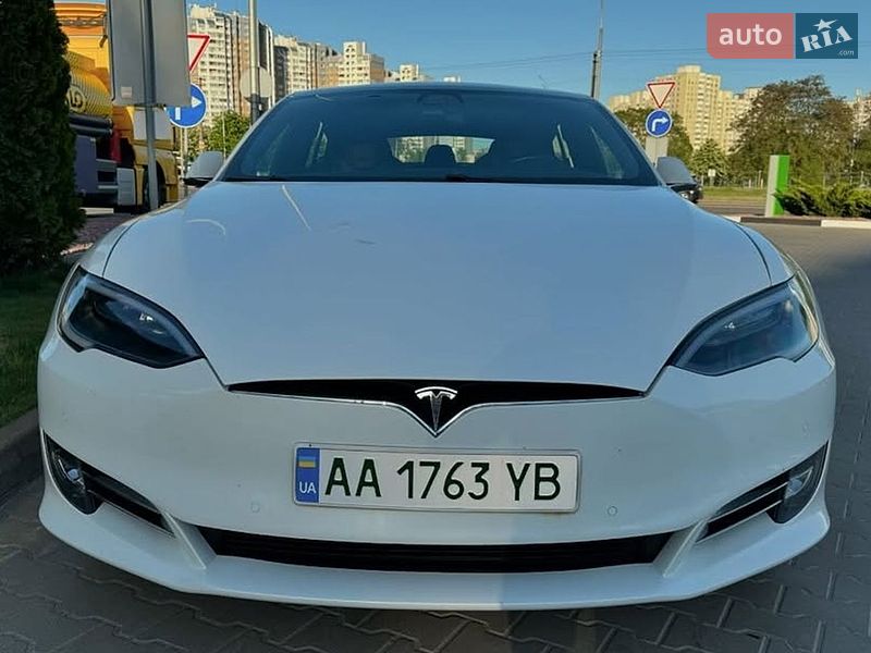 Лифтбек Tesla Model S 2017 в Львове
