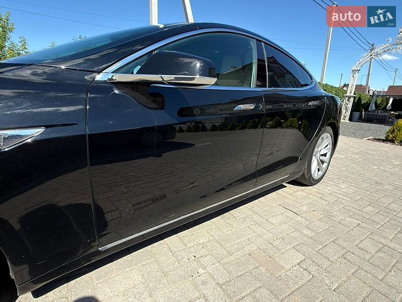 Ліфтбек Tesla Model S 2016 в Чернівцях