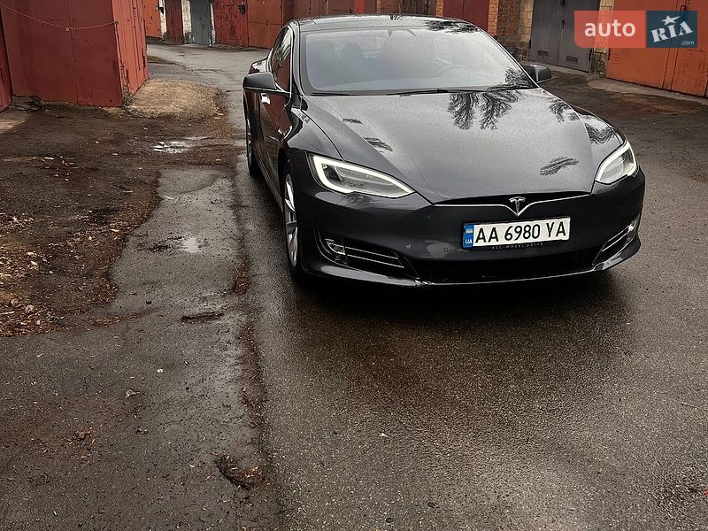 Лифтбек Tesla Model S 2017 в Павлограде