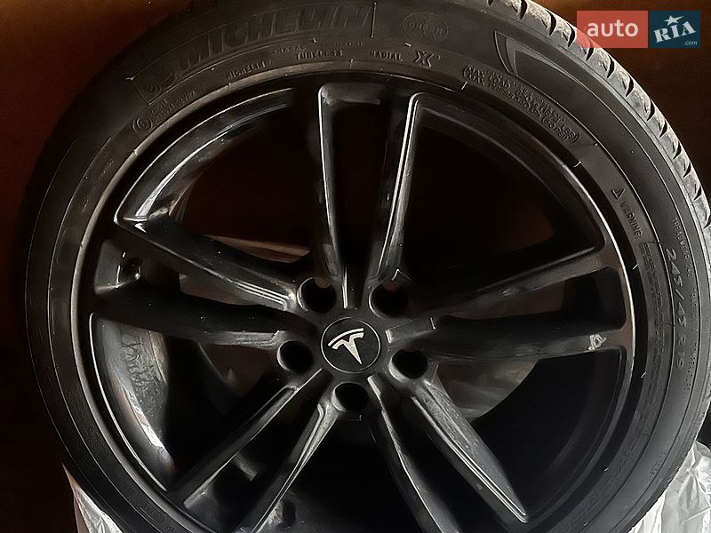Ліфтбек Tesla Model S 2017 в Києві фото 31 Ліфтбек Tesla Model S 2017 в Києві