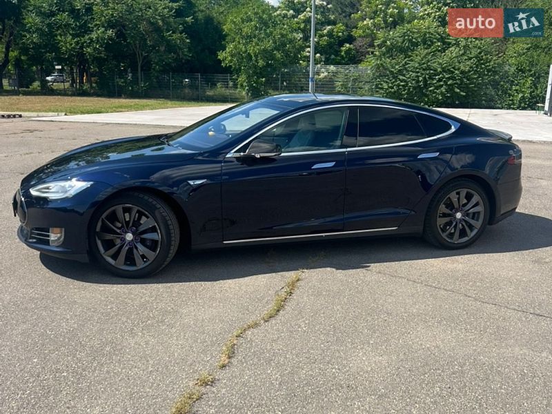 Лифтбек Tesla Model S 2015 в Николаеве