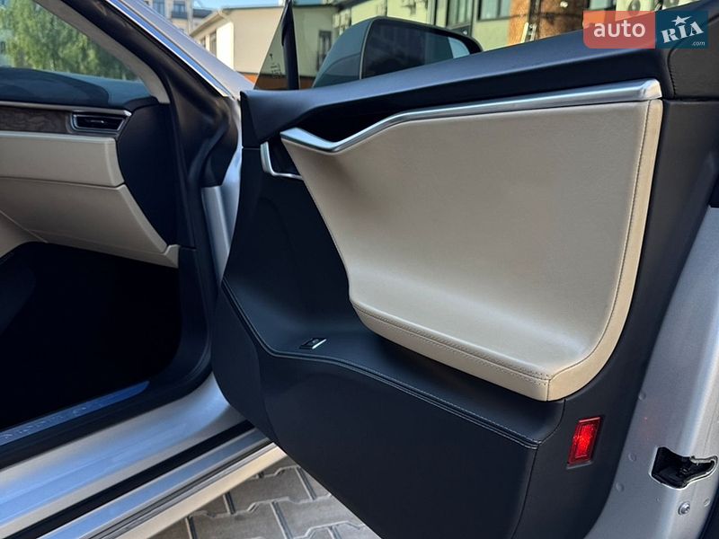 Ліфтбек Tesla Model S 2016 в Коломиї