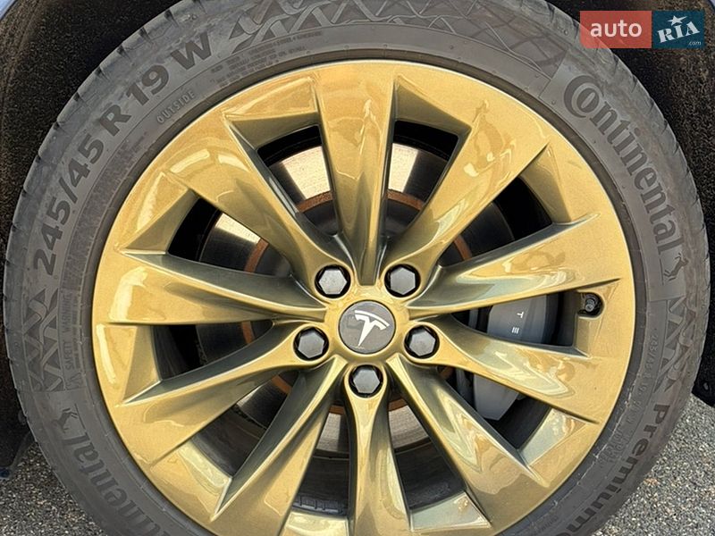 Лифтбек Tesla Model S 2018 в Львове