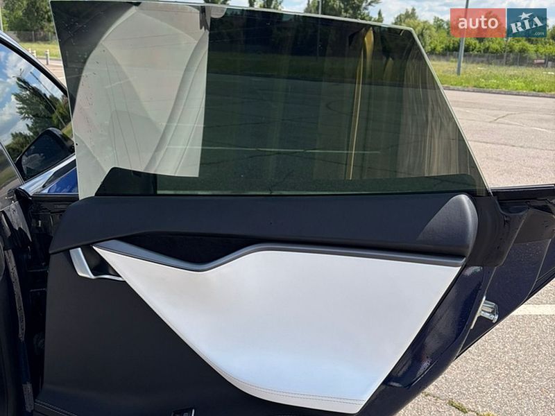 Лифтбек Tesla Model S 2018 в Львове