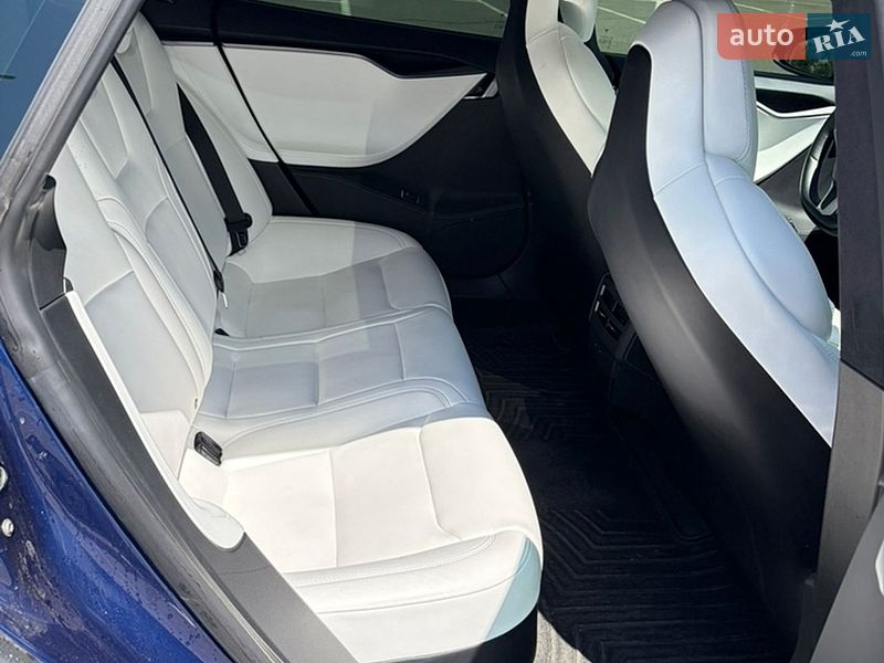 Лифтбек Tesla Model S 2018 в Львове