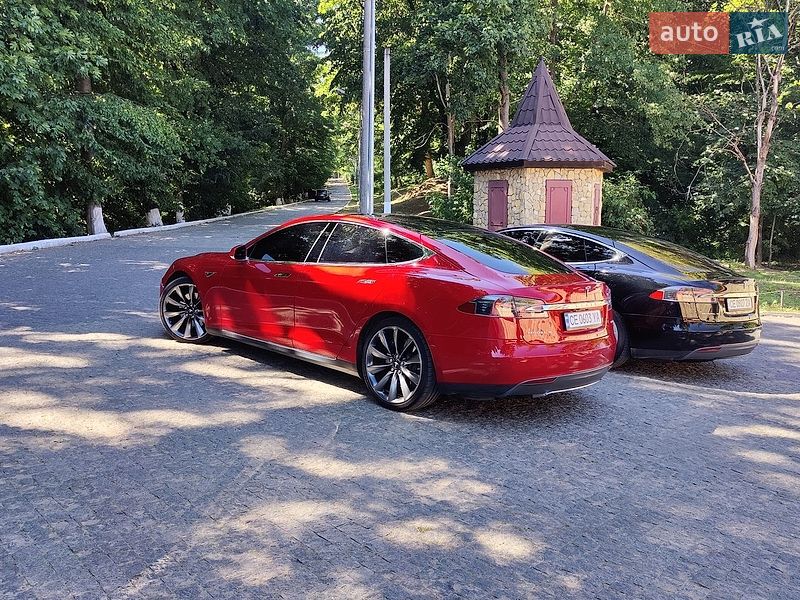 Ліфтбек Tesla Model S 2015 в Чернівцях