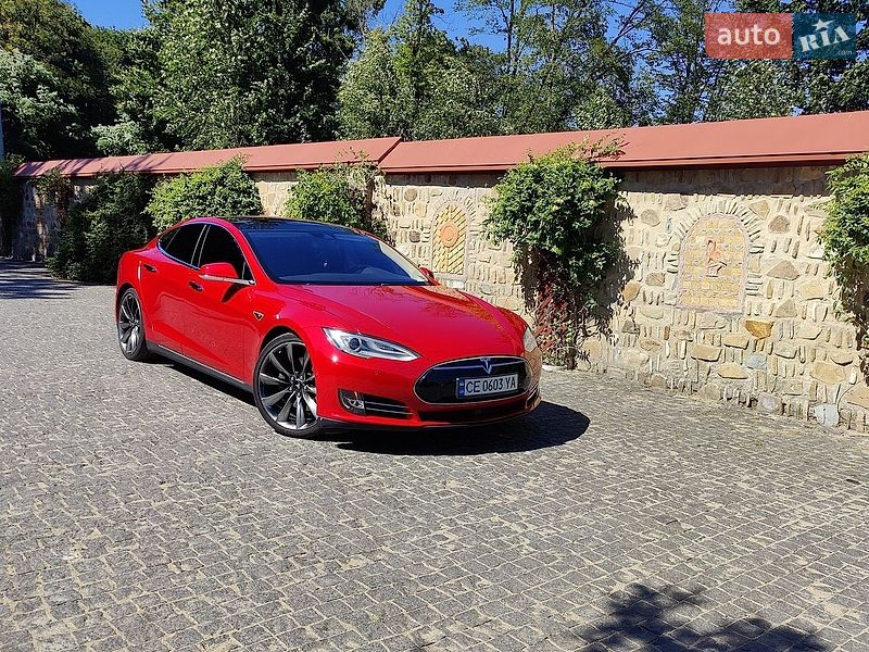 Ліфтбек Tesla Model S 2015 в Чернівцях