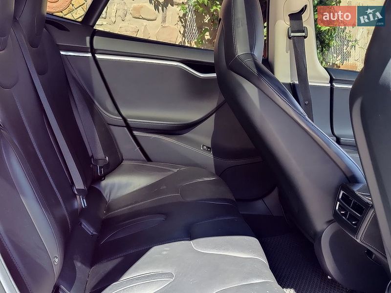 Ліфтбек Tesla Model S 2015 в Чернівцях