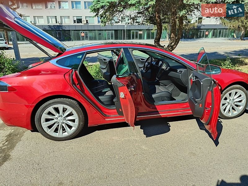 Лифтбек Tesla Model S 2017 в Луцке