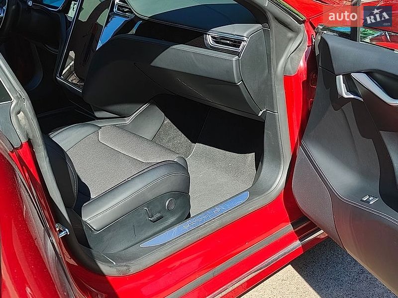 Ліфтбек Tesla Model S 2017 в Луцьку