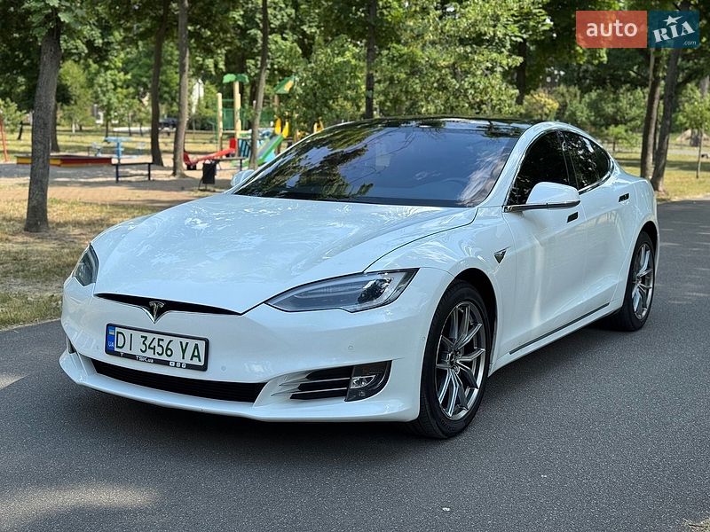 Лифтбек Tesla Model S 2016 в Буче