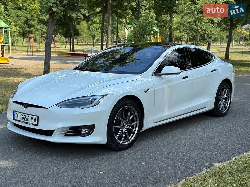 Лифтбек Tesla Model S 2016 в Буче