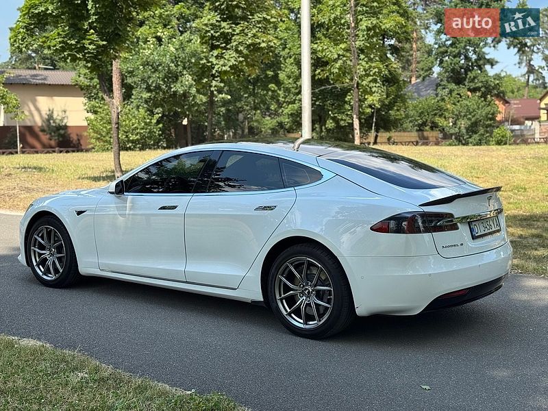Лифтбек Tesla Model S 2016 в Буче