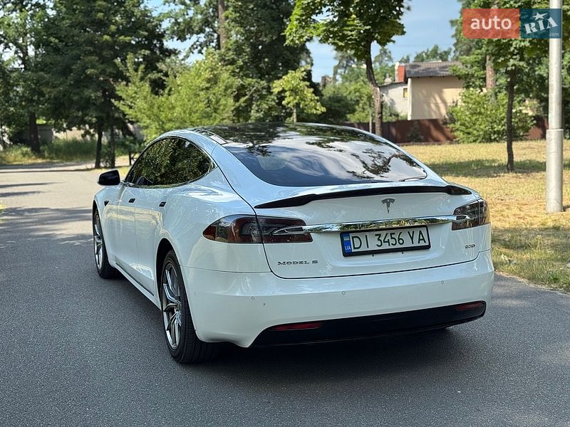 Лифтбек Tesla Model S 2016 в Буче