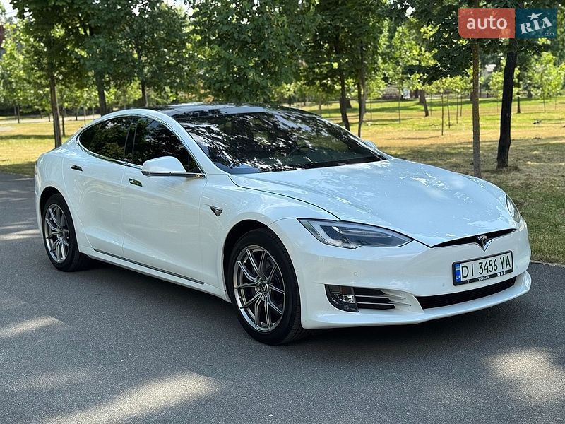 Лифтбек Tesla Model S 2016 в Буче