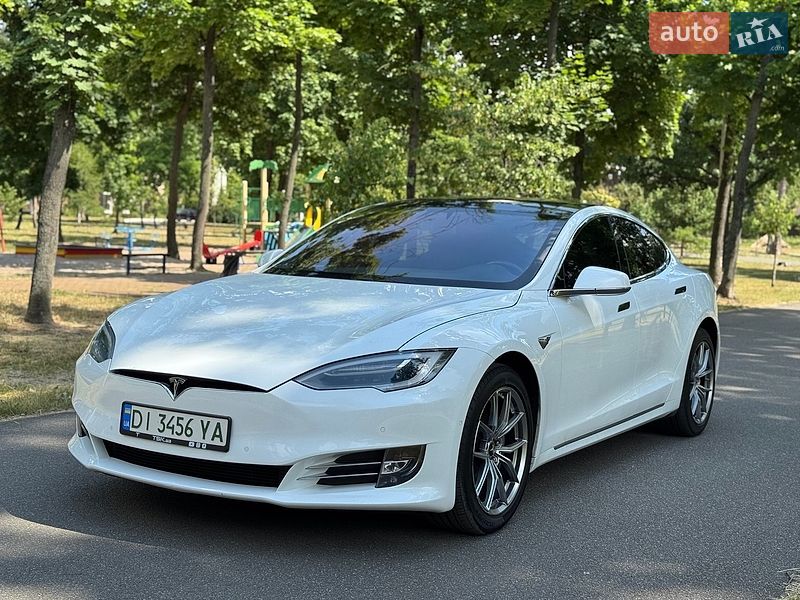 Лифтбек Tesla Model S 2016 в Буче