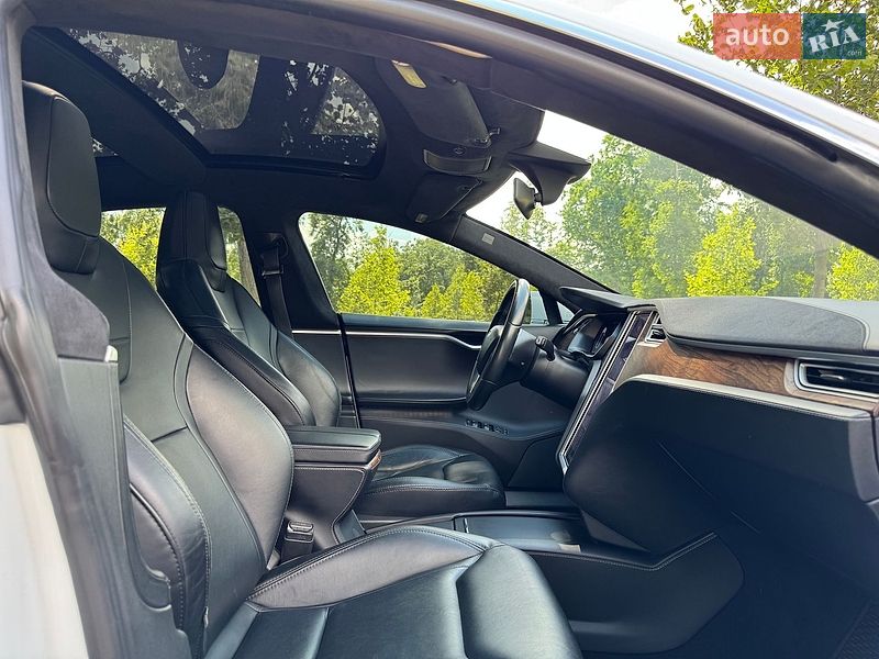 Лифтбек Tesla Model S 2016 в Буче