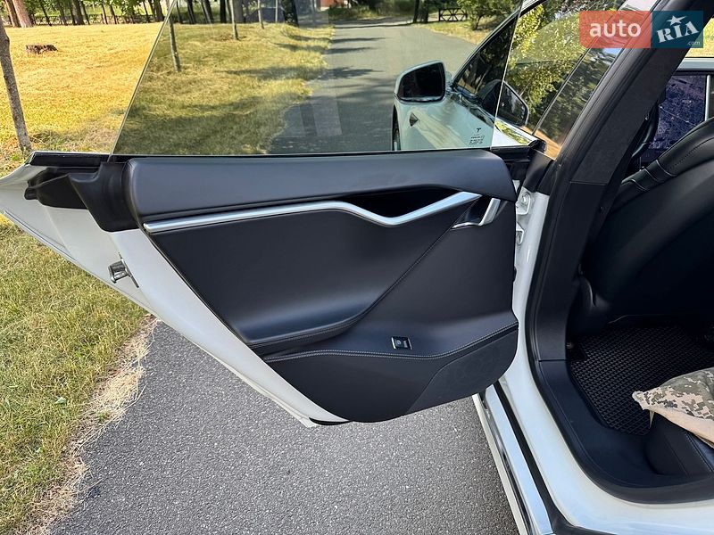 Лифтбек Tesla Model S 2016 в Буче