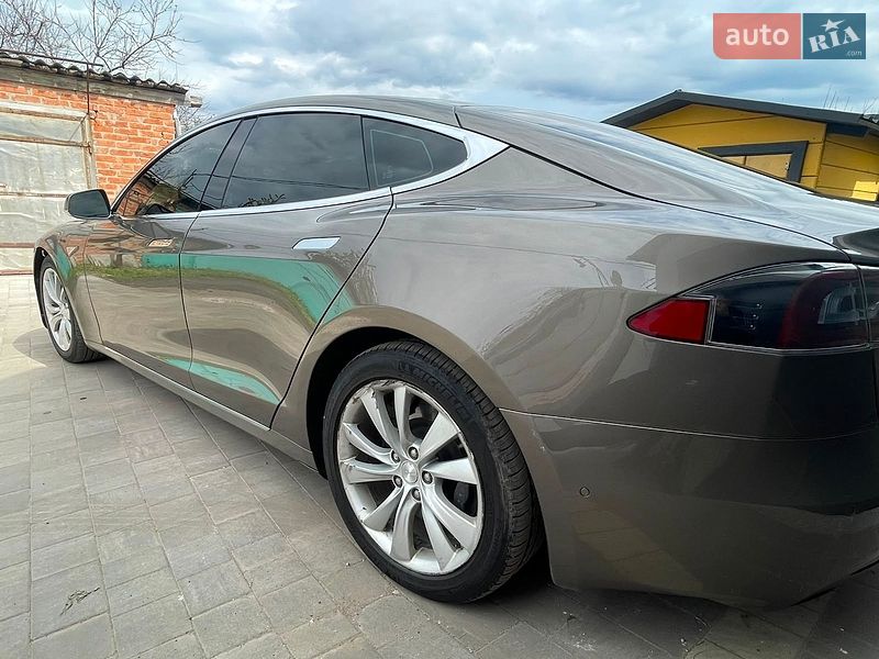 Лифтбек Tesla Model S 2016 в Полтаве