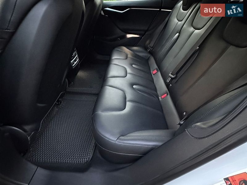 Лифтбек Tesla Model S 2016 в Хмельницком