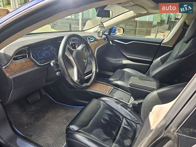 Лифтбек Tesla Model S 2017 в Киеве