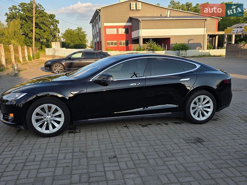 Лифтбек Tesla Model S 2016 в Черновцах