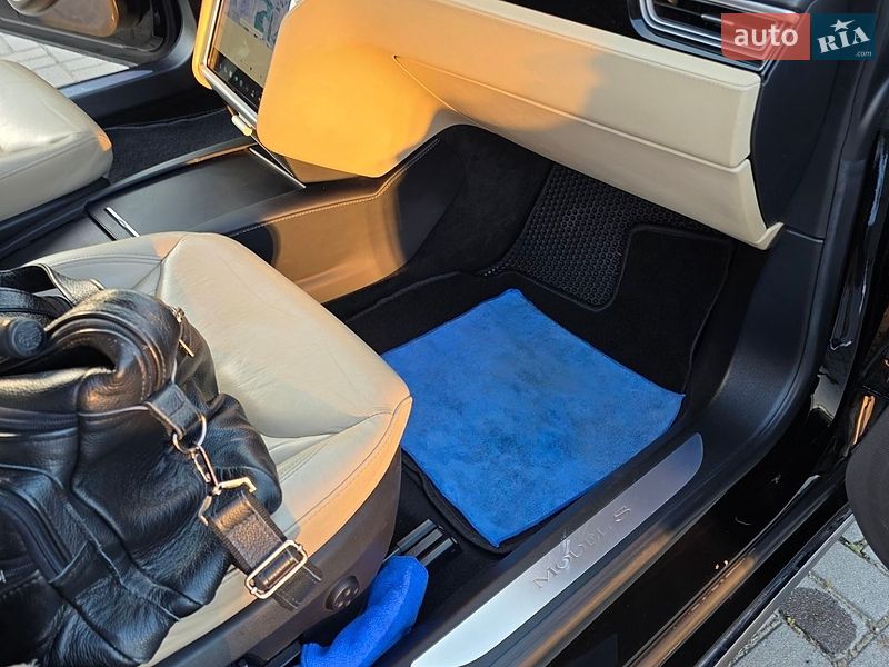 Лифтбек Tesla Model S 2016 в Черновцах