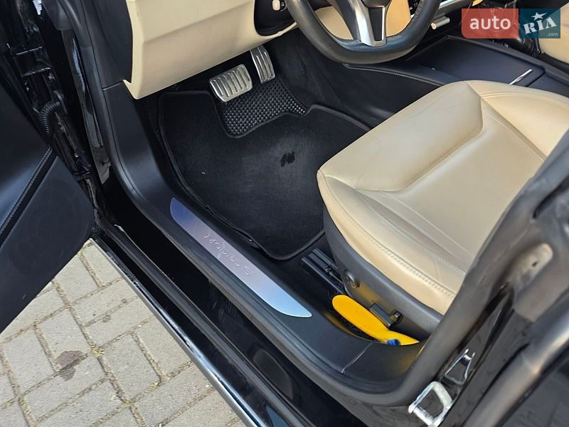 Лифтбек Tesla Model S 2016 в Черновцах