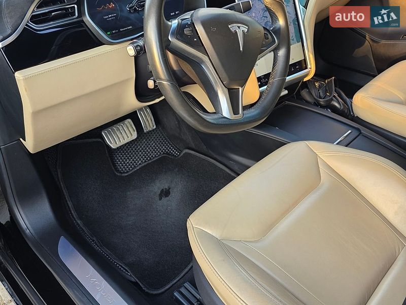 Лифтбек Tesla Model S 2016 в Черновцах