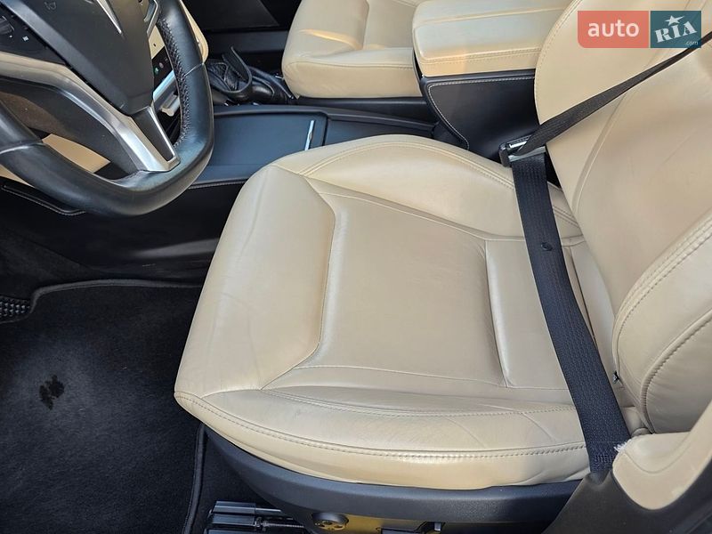 Лифтбек Tesla Model S 2016 в Черновцах