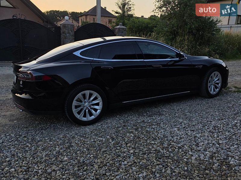 Лифтбек Tesla Model S 2016 в Черновцах